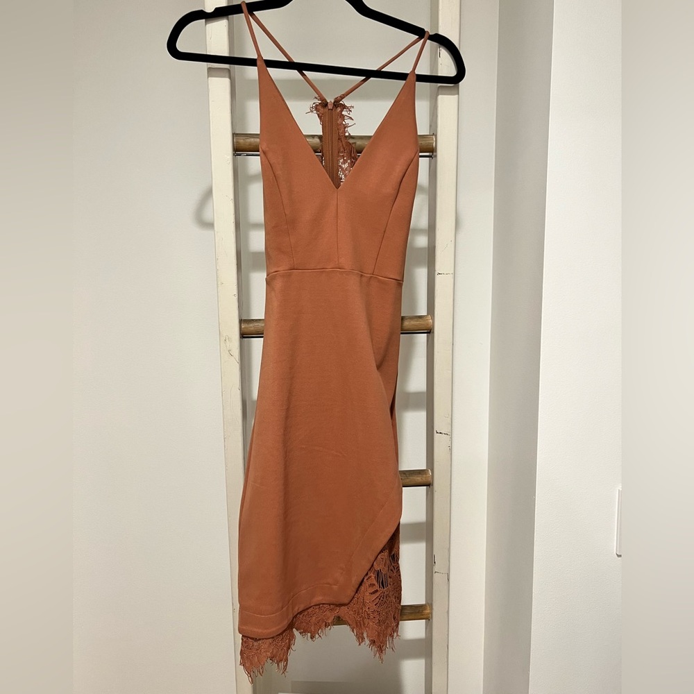 ASTR THE LABEL ORANGE MIDI DRESS